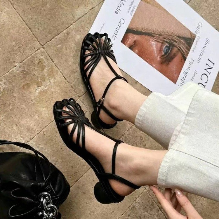 Vintage Fashion Outfit - Sandalias de tacón bajo estilo romano